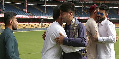 பாரம்பரிய ஆடைகளுடன் மைதானத்தில் ரம்ஜான் கொண்டாடிய ஆப்கான் வீரர்கள்