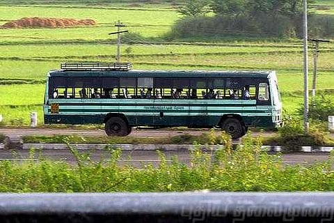 பெண் காவலரை டிக்கெட் எடுக்க சொன்ன நடத்துனர் கைது செய்யப்பட்ட அவலம்