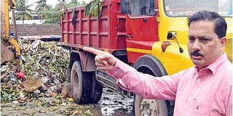 குப்பையை அகற்ற போராட்டத்தில் ஈடுபட்ட நீதிபதி