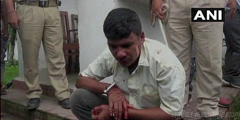 நீதிமன்றத்துக்குள் மனைவியின் கழுத்தை அறுத்துக்கொன்ற கணவன்!