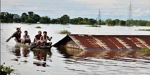 வெள்ளத்தில் மிதக்கும் அசாம் - 4 லட்சம் மக்கள் தவிப்பு