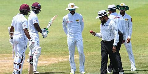 பந்தை சேதப்படுத்தினோமா? போராட்டத்தில் குதித்த இலங்கை வீரர்கள்!