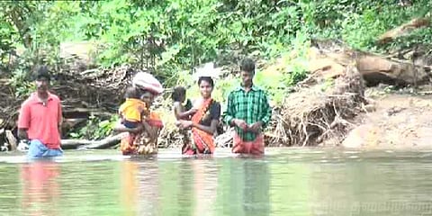 உயிரைப் பணயம் வைத்து ஆற்றைக்கடக்கும் மலைவாழ் மக்கள்