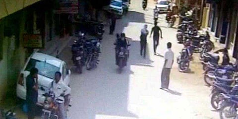 நின்றிருந்தவரை உருட்டுக்கட்டையால் தாக்கி நகை; செல்போன் பறிப்பு