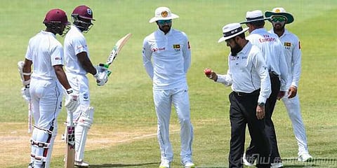 இனிப்பைத் தடவி பந்தை சேதப்படுத்திய இலங்கை கேப்டன்: ஐசிசி புகார், சண்டிமால் மறுப்பு!