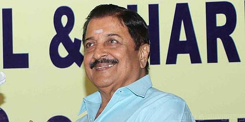 குரூப் போட்டோவுக்கு 5 ரூபாய் இல்லாமல் தவித்தேன்: மலரும் நினைவில் சிவகுமார்!