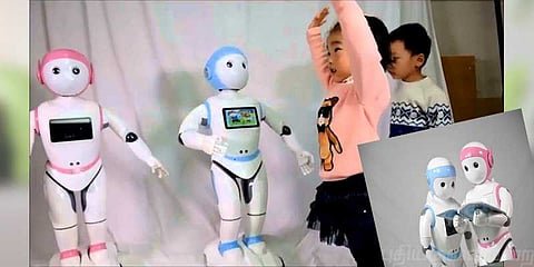 குழந்தைகளுடன் பேசும், பாடம் நடத்தும் ‘ரோபோட்’
