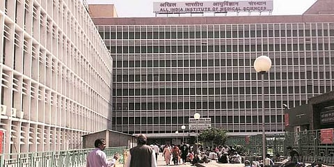 அங்கே, இங்கேனு இறுதியில் மதுரையில் அமையும் எய்ம்ஸ்