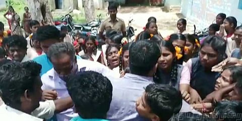 எங்கள விட்டு போகாதீங்க சார்: ஆசிரியரை கட்டிப்பிடித்து கதறிய மாணவர்கள்