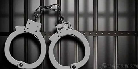 மாநகராட்சி ஊழியர் கொலை: கஞ்சா வியாபாரியின் 2 மனைவிகள் கைது