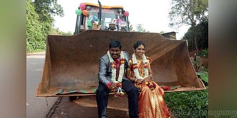 ஜேசிபியில் உட்காந்து விநோதமாக சவாரி செய்த புதுமண ஜோடி