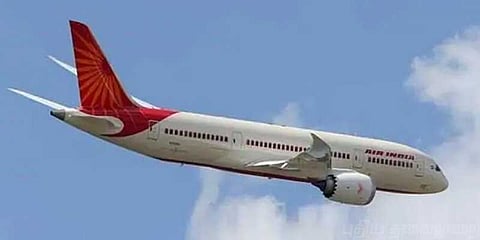 ஏர் இந்தியா விமானம் மீது மோதிய பறவை !