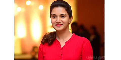 நாம் தான் கவனமாக இருக்க வேண்டும்: நடிகை ஹனிரோஸ்!