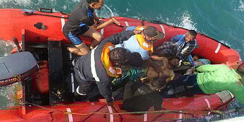 நடுக்கடலில் தத்தளித்த மீனவர்களை மீட்ட இந்திய கடலோர காவல்படை