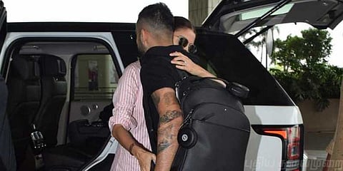 மனைவியை பிரிய மனமில்லாத விராத்: மும்பை ஏர்போர்ட்டில் நெகிழ்ச்சி!