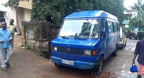 போலீசாரை தாக்கி ரவுடியை கூட்டிச் சென்ற கும்பல் - சினிமா பாணியில் தாக்குதல்