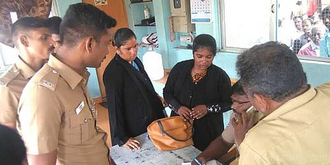 போலியாக பர்தா அணிந்து திருட்டில் ஈடுபட்ட இரு பெண்கள்: போலீஸ் விசாரணை