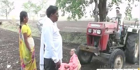 தாயை டிராக்டர் முன் தள்ளிவிட்ட மகன்