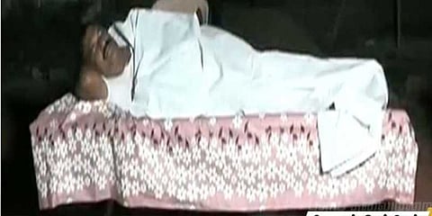 மக்களுக்காக சுடுகாட்டில் தூங்கிய எம்எல்ஏ