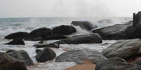 விபரீத செல்ஃபி : பாறையில் நின்றவர் கடலுக்குள் மூழ்கி மாயம்!