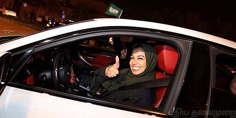 நான் தான் சவுதி அரேபியாவில் காரை ஓட்டிச் செல்கிறேனோ.. ? நெகிழ்ந்த சவுதி பெண்..!