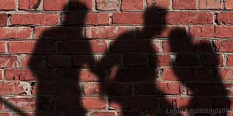 துணைக்கு துரோகம் செய்ததாக பெண்ணுக்கு மொட்டை அடித்த கிராம மக்கள்..!