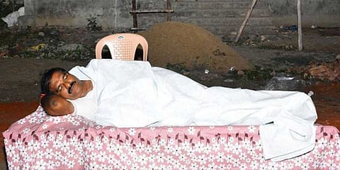 சுடுகாட்டில் தூங்கிய எம்.எல்.ஏவுக்கு குவியும் பாராட்டுக்கள்