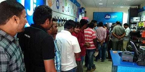 பேச்சு மூச்சு இல்லாமல் முடங்கிய ஜியோ : வாடிக்கையாளர்கள் பதட்டம்