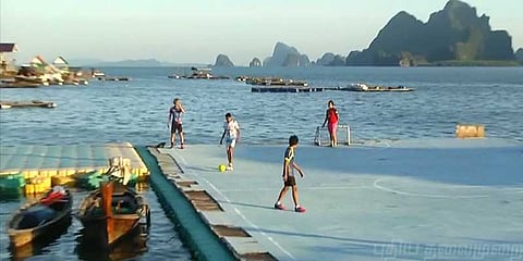 மிதக்கும் கால்பந்து மைதானம்: குவியும் சுற்றுலாப் பயணிகள்