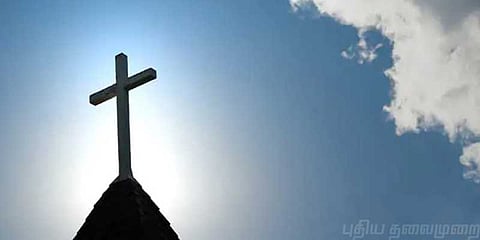 பாவ மன்னிப்பு கேட்ட பெண்ணிடம் 'பாவச் செயலில்' ஈடுபட்ட பாதிரியார்கள் !