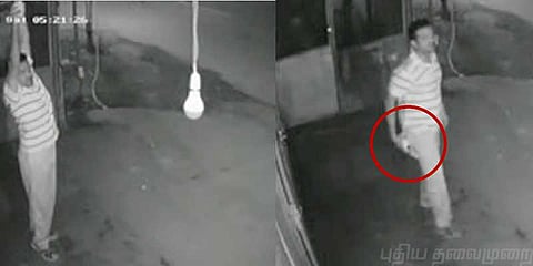 உடற்பயிற்சி செய்வதுபோல் ‘பல்ப்’ திருடியவர் : வைரலாகும் வீடியோ