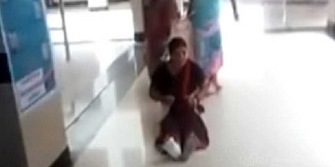 போர்வையே ஸ்ட்ரெட்சர் ! மருத்துவமனையில் கொடுமை