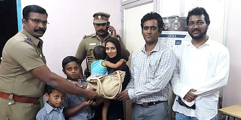 பணம், செல் போன்களுடன் கிடந்த கைப்பை : போலீஸில் ஒப்படைத்த சிறுவனுக்கு பாராட்டு