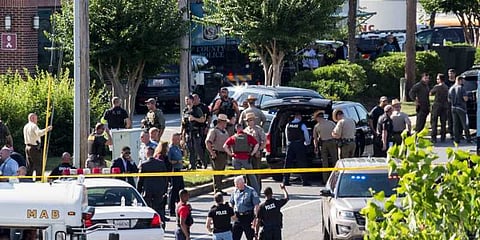 செய்தி நிறுவனத்தில் துப்பாக்கிச் சூடு ! 5 பத்திரிகையாளர்கள் பலி