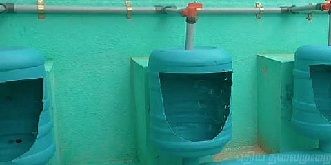 அரசுப்பள்ளி கழிவறையை நவீனப்படுத்திய ஆசிரியர் : குவியும் பாராட்டுக்கள்