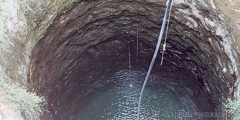 வேலூர் அருகே 2 மகன்களை கிணற்றில் வீசிய கொடூர தந்தை