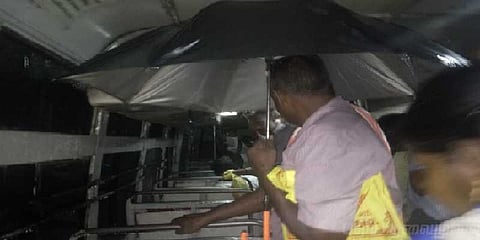 பேருந்துக்குள் மழை : குடை பிடித்து பயணித்த மக்கள் !