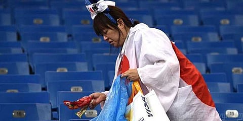 குப்பை அள்ளுவது பெருமை ! ஜப்பான் ரசிகர்கள் ஓர் உதாரணம்