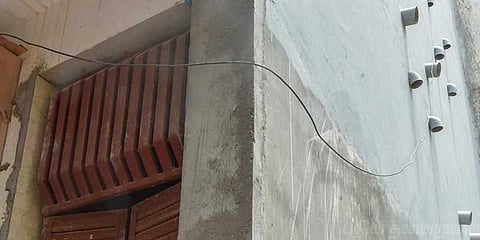 ஒரே வீட்டில் 11 பேர் மரணம்: போலீசாரை குழப்பும் மர்ம தடயங்கள்..!