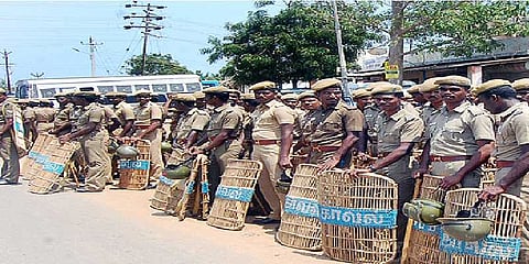 காவலர்களுக்கு வார விடுமுறை ? : விளக்கமளிக்க உத்தரவு