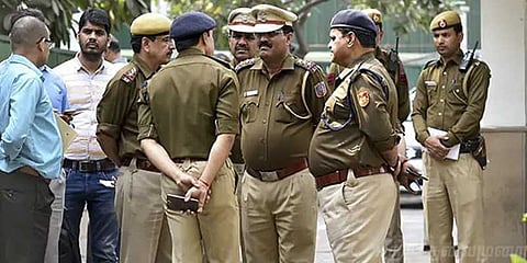 டீச்சரின் துண்டிக்கப்பட்ட தலையோடு ஓடிய இளைஞர்..! விரட்டிப்பிடித்த போலீஸ்