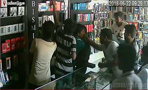 சண்டையில் திருடப்பட்ட 10 லட்சம் ரூபாய் செல்போன் !