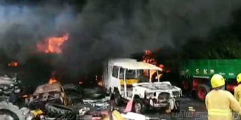 வெல்டிங் கடையில் பற்றிய தீயால் லாரி, கார்கள் சேதம் !