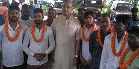 குற்றவாளிகளுக்கு மாலை அணிவித்து மரியாதை ? பாஜக அமைச்சர் மீது சர்ச்சை