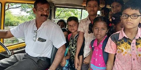 ‘இப்படிப்பட்ட குருவும் இருக்கிறார்கள்’.. மாணவர்களின் சேவகரான ஆசிரியர்..!