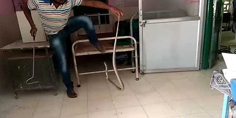 ஆரம்ப சுகாதார மையத்தில் 10 அடி பாம்பு : அலறிய ஊழியர்கள் !