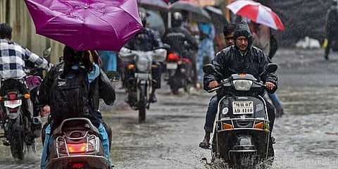 மும்பையில் கனமழை: இயல்பு வாழ்க்கை கடுமையாக பாதிப்பு