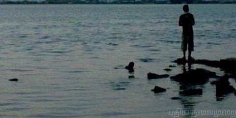 விடுமுறையை கொண்டாட கடலில் குளித்த மாணவர் : அலையில் சிக்கிய பரிதாபம்