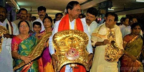 கோயில்களுக்கு கருவூலத்தில் இருந்து நகைகள் ! சந்திரசேகர் ராவுக்கு சிக்கல்