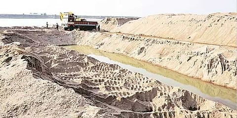 மணல் அள்ளுவதில் தகராறு : ஒருவர் வெட்டி கொலை